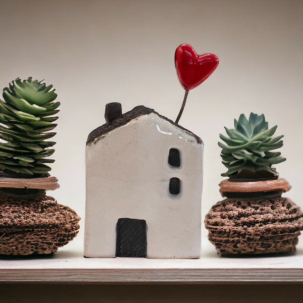 Miniatura Casa  in ceramica con cuore rosso sul tetto. Regalo casa nuova in ceramica/casetta amore/casa villaggio ornamento giardino