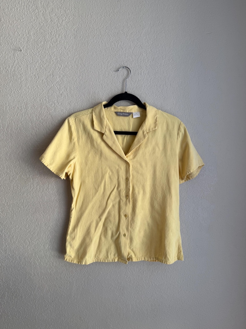 Vintage 2000’s butter yellow 100% silk short sleeve butto up collared blouse size medium by Tommy Bahama image 1