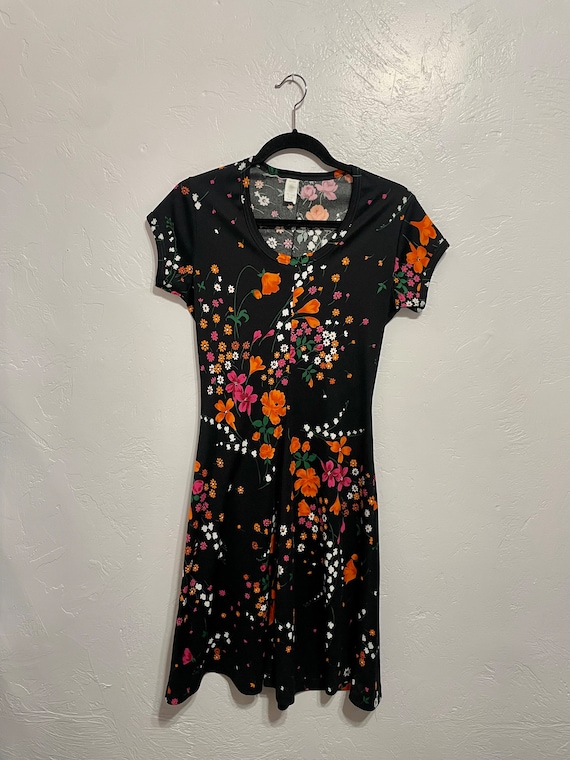Vintage 1970’s black short sleeve floral dress