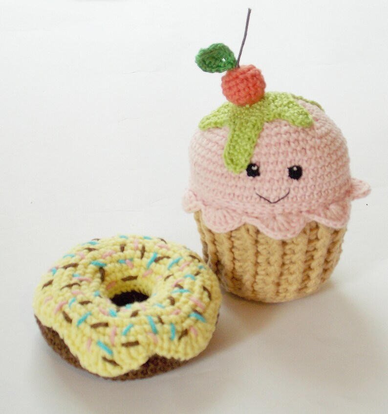 Crochet Cupcake rattle, donut yellow nursery decor,baby shower gift ,Play Food,Teething Toy,crochet dessert, Birthday gift ,knitted food afbeelding 1