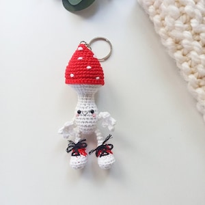 Amanita kawaii Schlüsselanhänger, Gehäkelter Schlüsselanhänger, Amigurumi Amanita, Gemüseaccessoire, gestrickter glücklicher Pilz, gehäkelte Amanita, Amanita kawaii