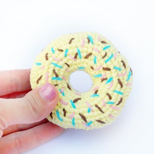 Crochet Cupcake rattle, donut yellow nursery decor,baby shower gift ,Play Food,Teething Toy,crochet dessert, Birthday gift ,knitted food afbeelding 5