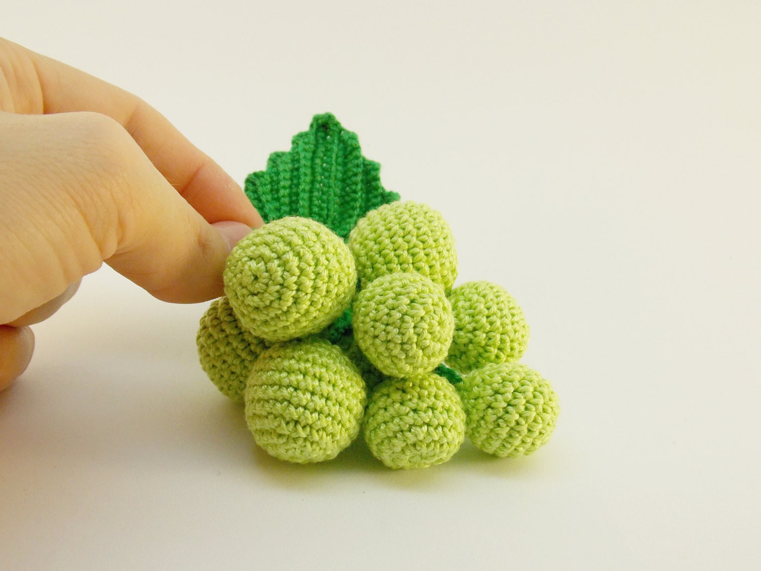 Зеленая салфетка крючком. Игрушка амигуруми лягуха. Вязаная лягушка амигуруми. Зеленое крючком. Зеленое крючком.