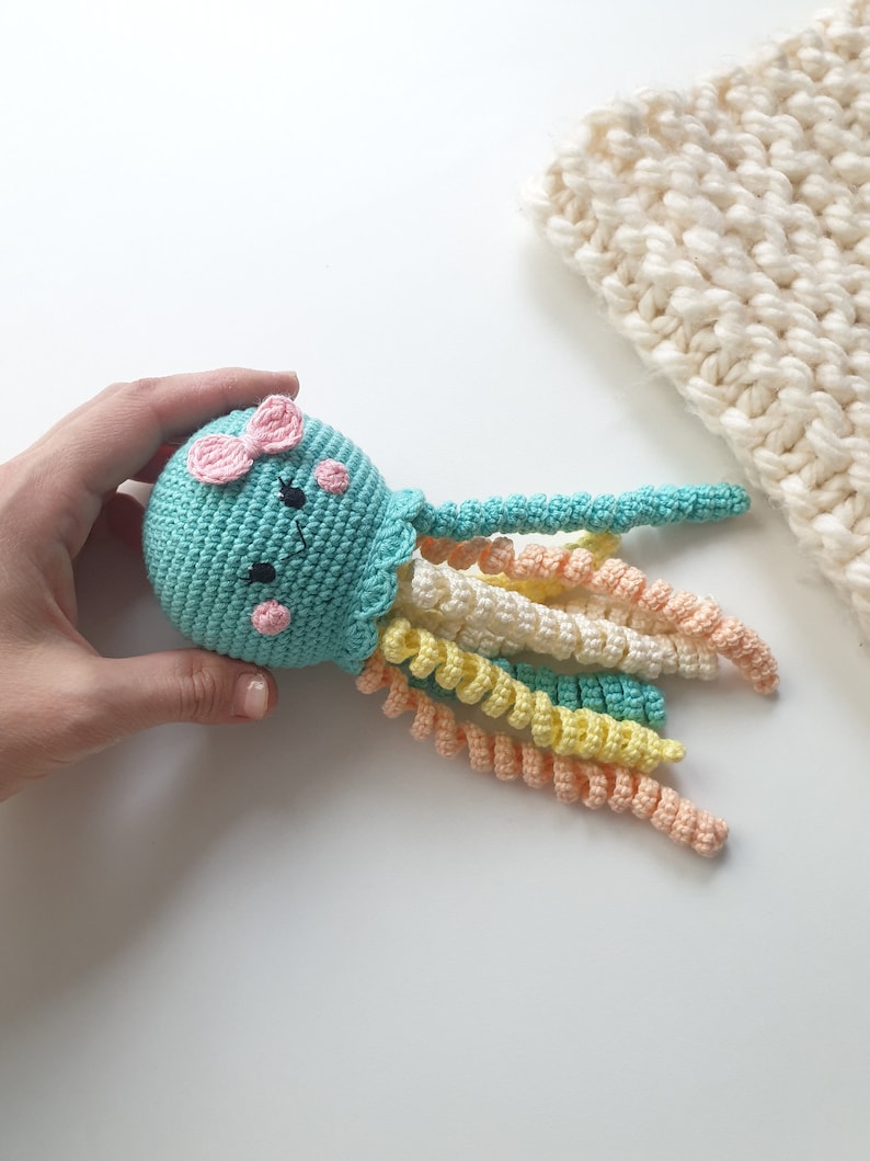 Crochet octopus rattle girl, octopus toys, crochet rattles, crochet toy, Baby rattle, Baby gift toys,octopus toy, tether toy, gift for baby zdjęcie 4