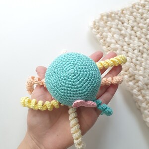 Crochet octopus rattle girl, octopus toys, crochet rattles, crochet toy, Baby rattle, Baby gift toys,octopus toy, tether toy, gift for baby zdjęcie 3