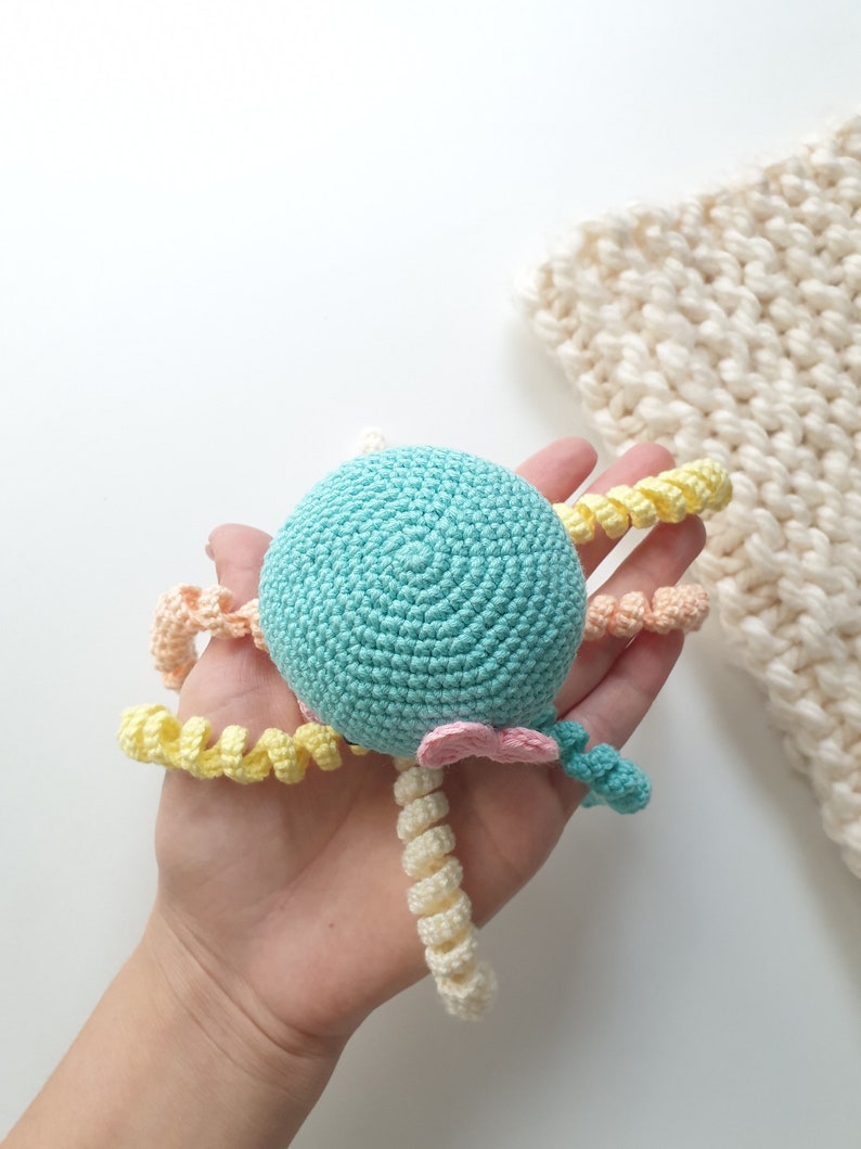 Crochet octopus rattle girl, octopus toys, crochet rattles, crochet toy, Baby rattle, Baby gift toys,octopus toy, tether toy, gift for baby zdjęcie 3