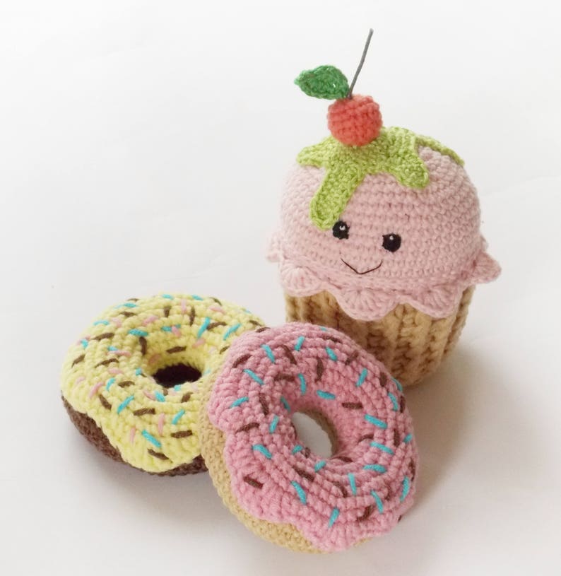 Crochet Cupcake rattle, donut yellow nursery decor,baby shower gift ,Play Food,Teething Toy,crochet dessert, Birthday gift ,knitted food afbeelding 2