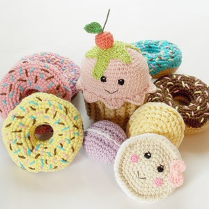 Crochet Cupcake rattle, donut yellow nursery decor,baby shower gift ,Play Food,Teething Toy,crochet dessert, Birthday gift ,knitted food afbeelding 4