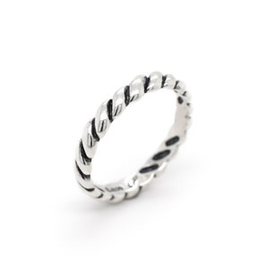 以下が含まれることがあります： ねじれたロープのデザインのシルバーリング