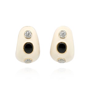 Orecchini a clip in smalto color crema KJL Kenneth J Lane, designer tono oro, orecchini di design, orecchini di smalto, smalto di design, gioielli grossi