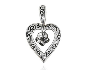 Colgante de corazón de plata esterlina Kabana con flor de plumeria, 925, ornamentado, con calado floral, joyería hawaiana de diseño vintage.