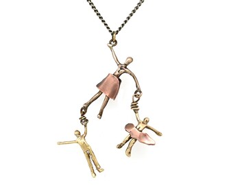 Familieketting van koper en messing, handgemaakte figuurhanger, familiesieraad van gemengd metaal, ketting van 48 cm.