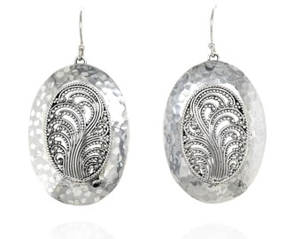 Pendientes Sarda de plata de ley 925 martillada, colgantes ovalados, con filigrana ornamentada, joyería artesanal llamativa.