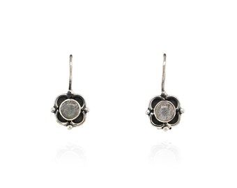 Pendientes colgantes de flor de labradorita en plata de ley 925 / Pendientes pequeños de piedras preciosas / Joyería floral de plata oxidada