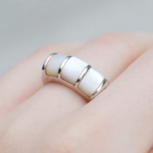 Sterling Silver Mother of Pearl Inlay Ring, Sterling Silver Shell Ring, Minimalist Shell Ring, Mother of Pearl Jewelry, Simple Shell Ring