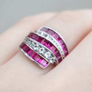 Sterling CZ et Synthetic Ruby Modern Cocktail Ring, Channel Set Ring, Ruby Ring, Faux Ruby et Diamond Ring, Invisible Set Gemstone Ring