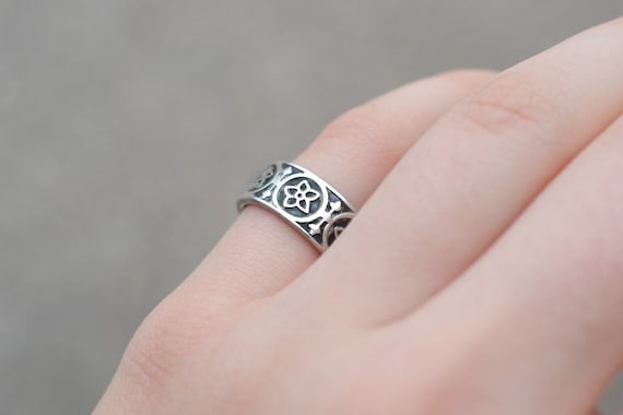 Sterling Silver Tribal Flower Pattern Band Ring, … - image 1