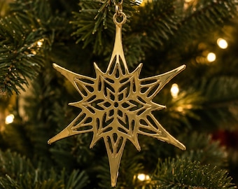 Kerstornament van sterling zilver met verguldsel uit 1976, museumreproductie van een sneeuwvlokornament, vintage kerstdecoratie.
