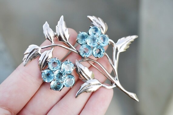 大きなスターリングシルバーとブルーガラスの宝石の花のブローチ