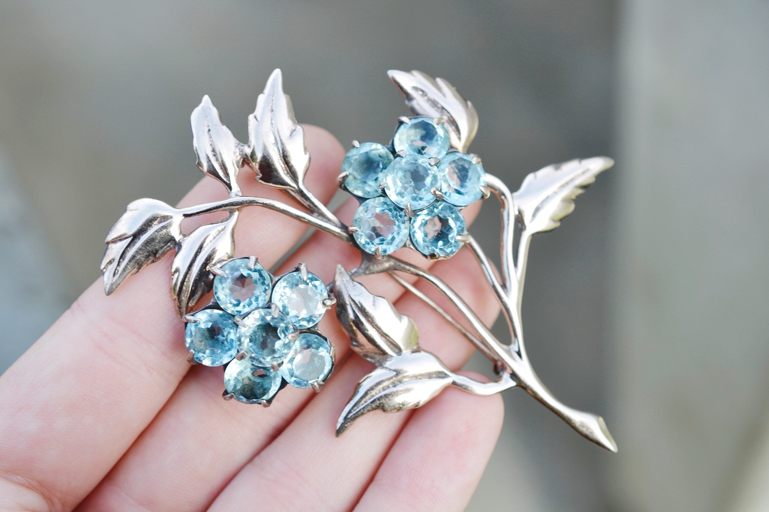 大きなスターリングシルバーとブルーガラスの宝石の花のブローチ