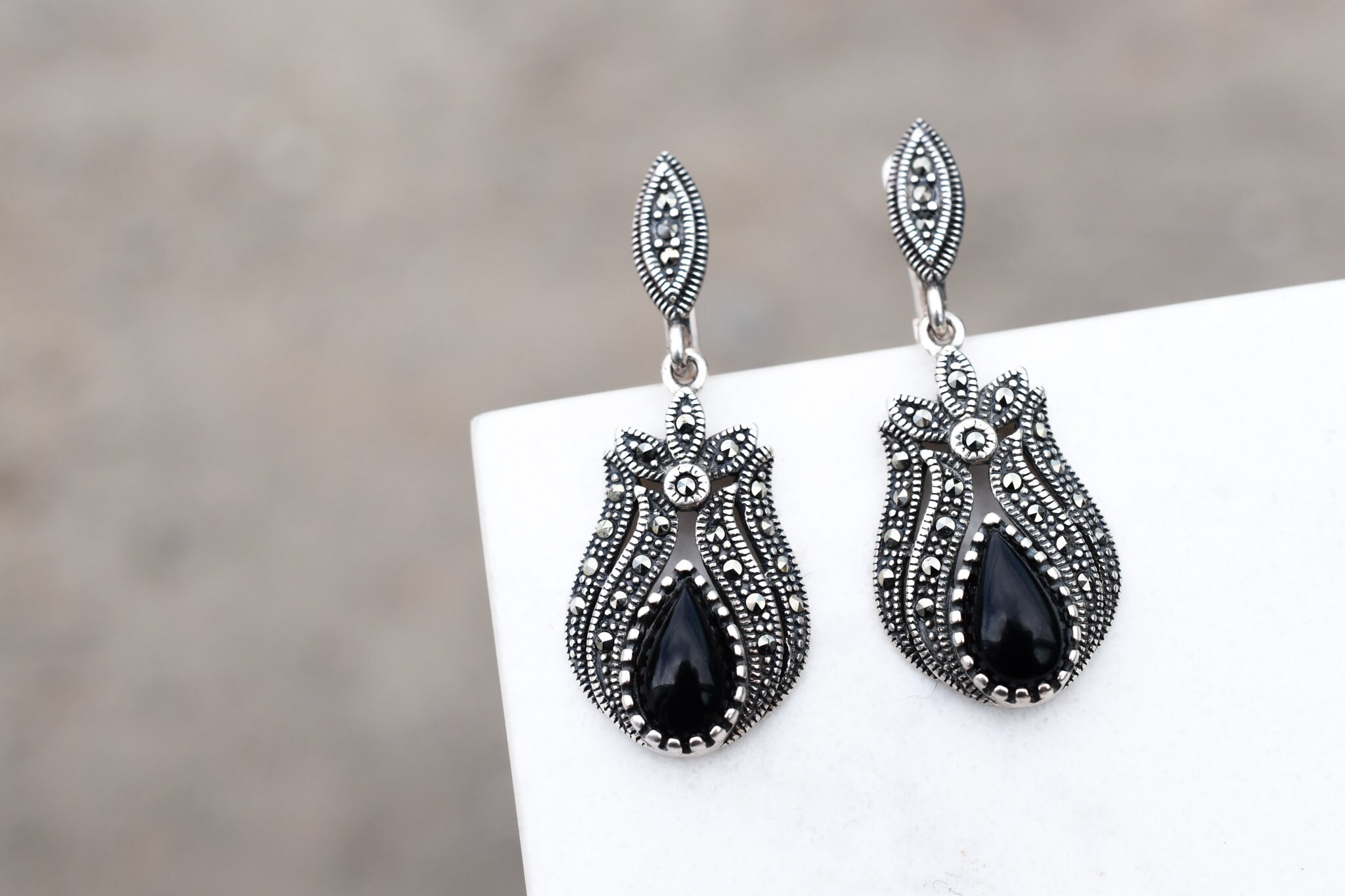 Orecchini a cerchio in argento con heishis e perline Onyx