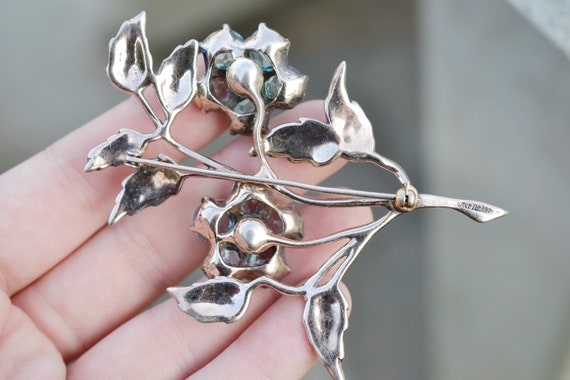 大きなスターリングシルバーとブルーガラスの宝石の花のブローチ
