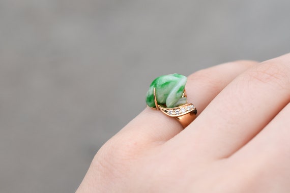 18K Yellow Gold and Diamond Carved Jade Frog Ring… - image 4