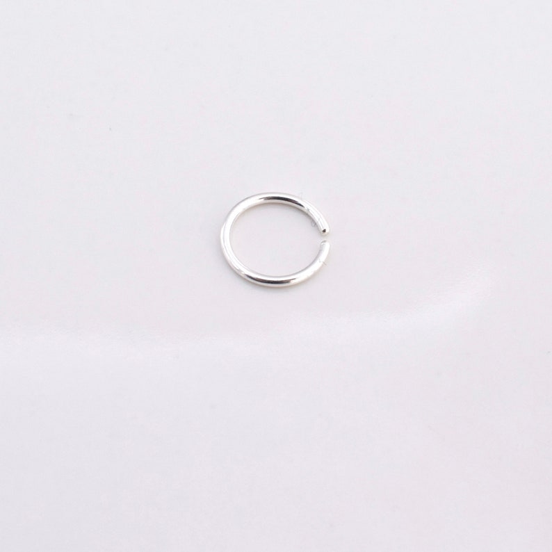 K&ouml;nnte beinhalten: Ein silberner Nasenring.