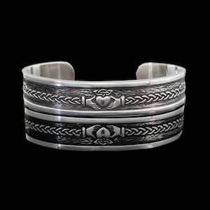 Brazalete Claddagh / Pulsera celta de plata esterlina / Diseño único de Claddagh irlandés / Brazalete de oro de 10k / Diseñado y hecho a mano en Irlanda