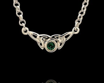 Collana con nodo della Trinità in argento sterling e smeraldo / Progettata e realizzata in Irlanda / Esente da dazi doganali statunitensi