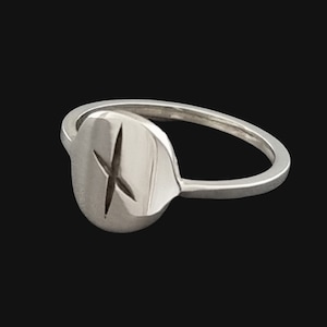 Anillo con inicial Ogham en plata de ley / Pequeño anillo con letra irlandesa personalizada / Diseñado y hecho a mano en Irlanda / Joyería con escritura irlandesa