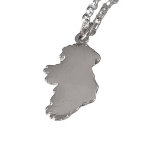Pendentif en argent sterling avec pierres précieuses carte irlandaise découpée à la main | Carte de l'Irlande | Carte irlandaise personnalisée en argent avec pierres précieuses | Conçu et fabriqué en Irlande