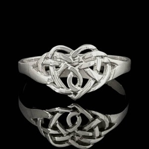 Anillo único con nudo de Claddagh / Diseñado y fabricado en Irlanda