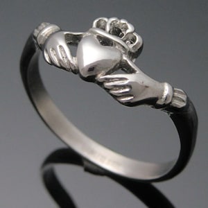 Irischer zierlicher Claddagh Ring | Sterling Silber Damen Ring | Leichter Claddagh Goldring für Kinder | Designed und hergestellt in Irland