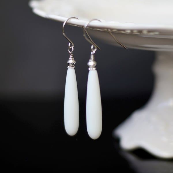 Pendientes de cristal blanco marino en forma de lágrima: joyas hechas a mano, regalos para mujeres.