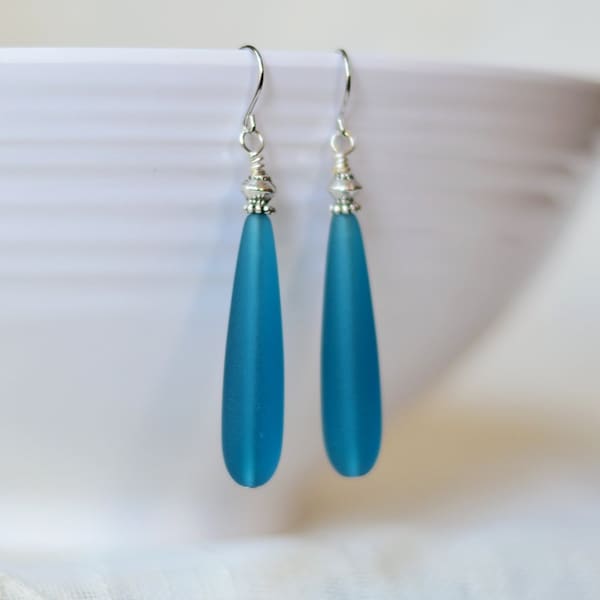Pendientes colgantes de titanio con forma de lágrima de cristal marino color verde azulado - Regalo de cumpleaños para mujer - Pendientes largos de acero quirúrgico hipoalergénico