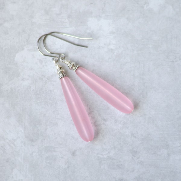 Pendientes colgantes minimalistas de cristal de mar rosa - Regalos para mujeres - Pendientes largos de cristal esmerilado mate en forma de lágrima - Joyería hipoalergénica de cristal de playa