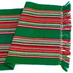Puede incluir: Caminero de mesa verde con rayas rojas y blancas y un borde con flecos.