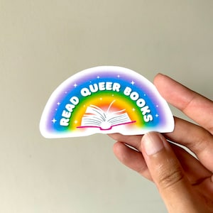 Autocollant Lisez des livres homosexuels | Vinyle arc-en-ciel | Cadeau saphique pour lecteurs, rats de bibliothèque et introvertis queer LGBTQ | Soyez gai et alphabétisé !