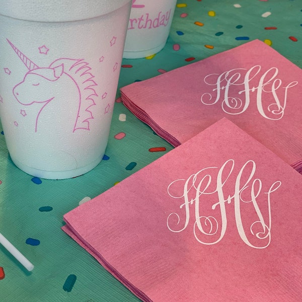 Serviettes cocktail en papier rose monogrammées. Serviette de boisson gaufrée personnalisée. Baby Girl Shower. Premier anniversaire. Nuptial. Rose et blanc.