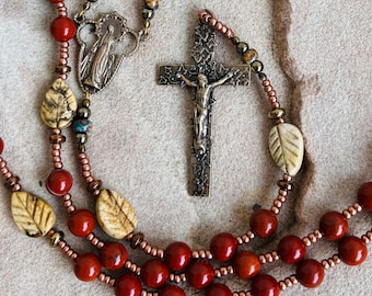 Rosenkranz, handgefertigt aus Red Creek Jaspis mit Bronzekreuz