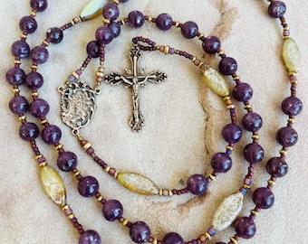 Rosenkranz, handgefertigt aus Lepidolith, tschechischem Glas und Bronzekreuz