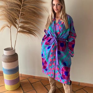 Boho-Kimono. Susani-Kimono. Langer Mantel. Boho-Mantel. Boho-Jacke. Böhmisches Outfit. Vintage-Kimono. Kimono mit Stickerei. Blauer Kimono.