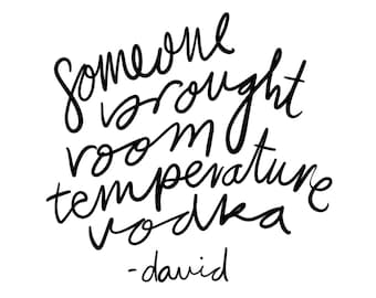 Könnte beinhalten: Ein weißer Druck mit schwarzem, handgeschriebenem Schreibschrifttext, der lautet: Someone brought room temperature vodka -david. Die Schrift ist in einem lässigen, fließenden Kursivstil gehalten und auf einem schlichten, weißen Hintergrund zentriert.