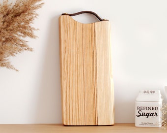 Küchenbrett mit Naturkante aus Holz personalisiert | Personalisiertes Schneidebrett aus Holz mit Ledergriff | Charcuterie Board Servierbrett