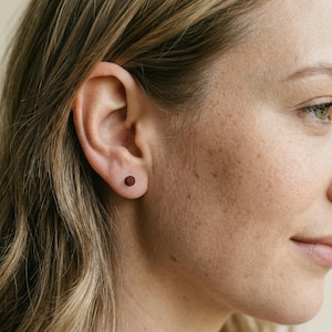 Unisex Holz Ohrstecker an einer Frau getragen
