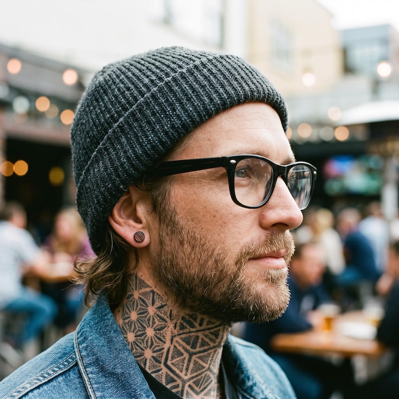 Kleine Holz Ohrstecker für Männer – leichter minimalistischer Schmuck