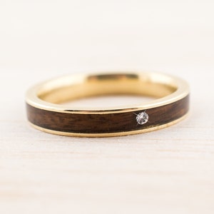 Holzverlobungsring handgemacht aus Holz und Metall Gold mit Diamant