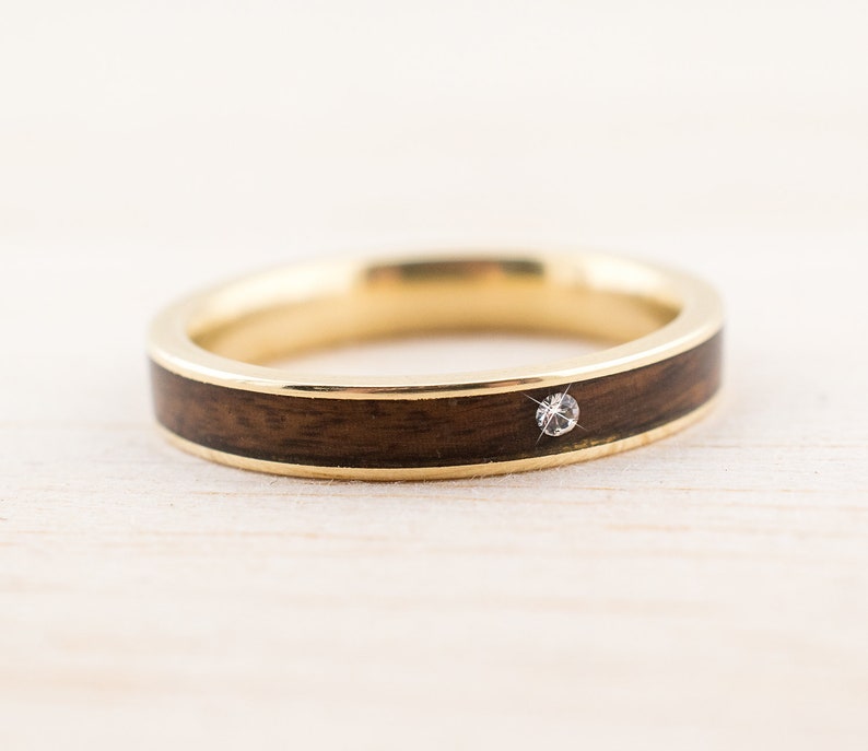 Holzverlobungsring handgemacht aus Holz und Metall Gold mit Diamant