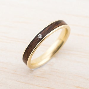 Handgefertigter Verlobungsring aus Holz und Gold mit Diamant